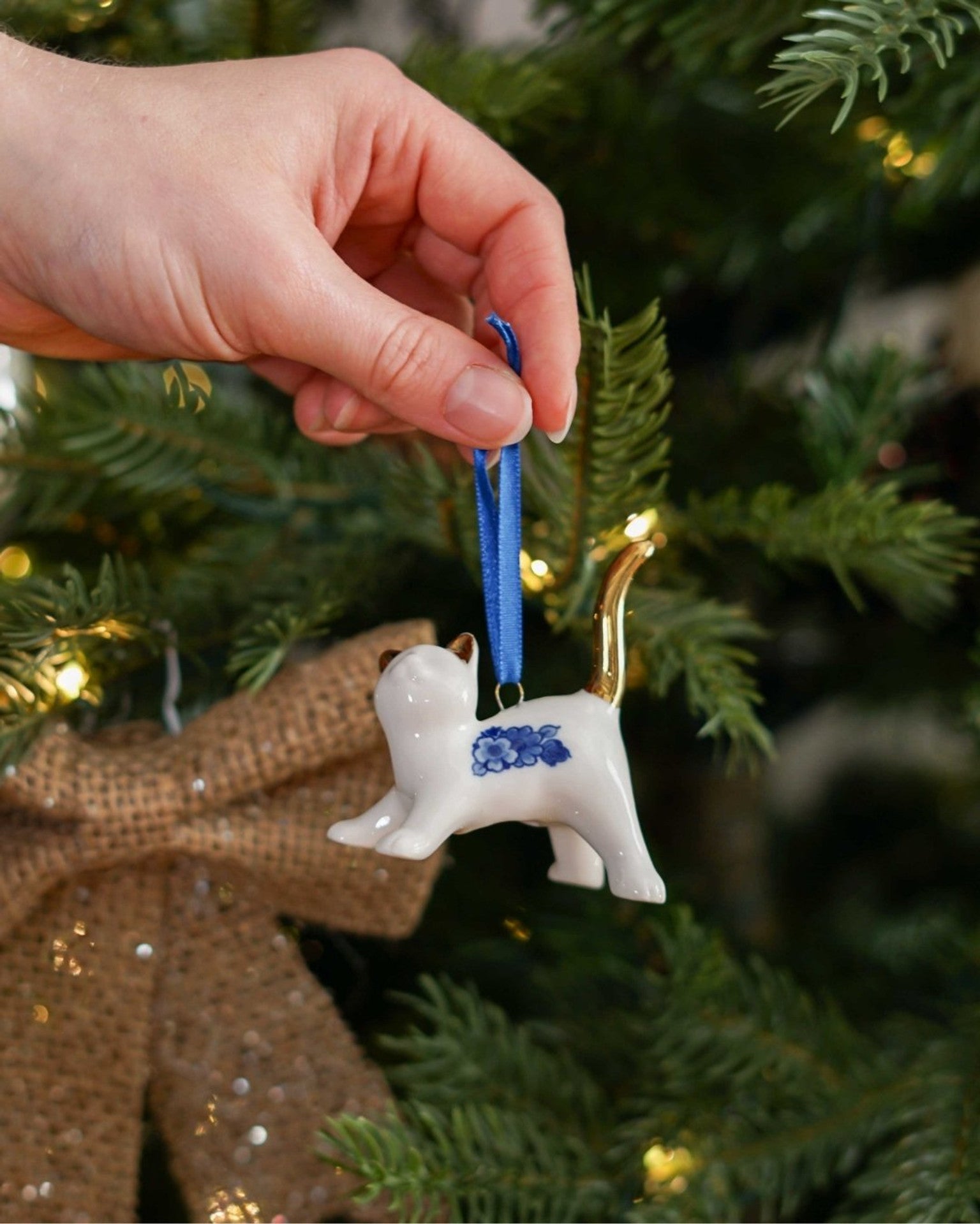 Játékos macska alakú karácsonyi dísz – 7 cm