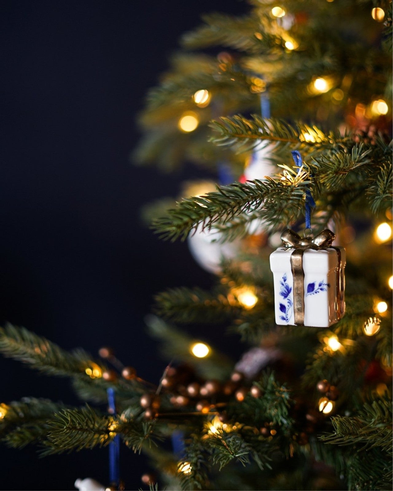 Christmas Ornament - Present with Golden Ribbon