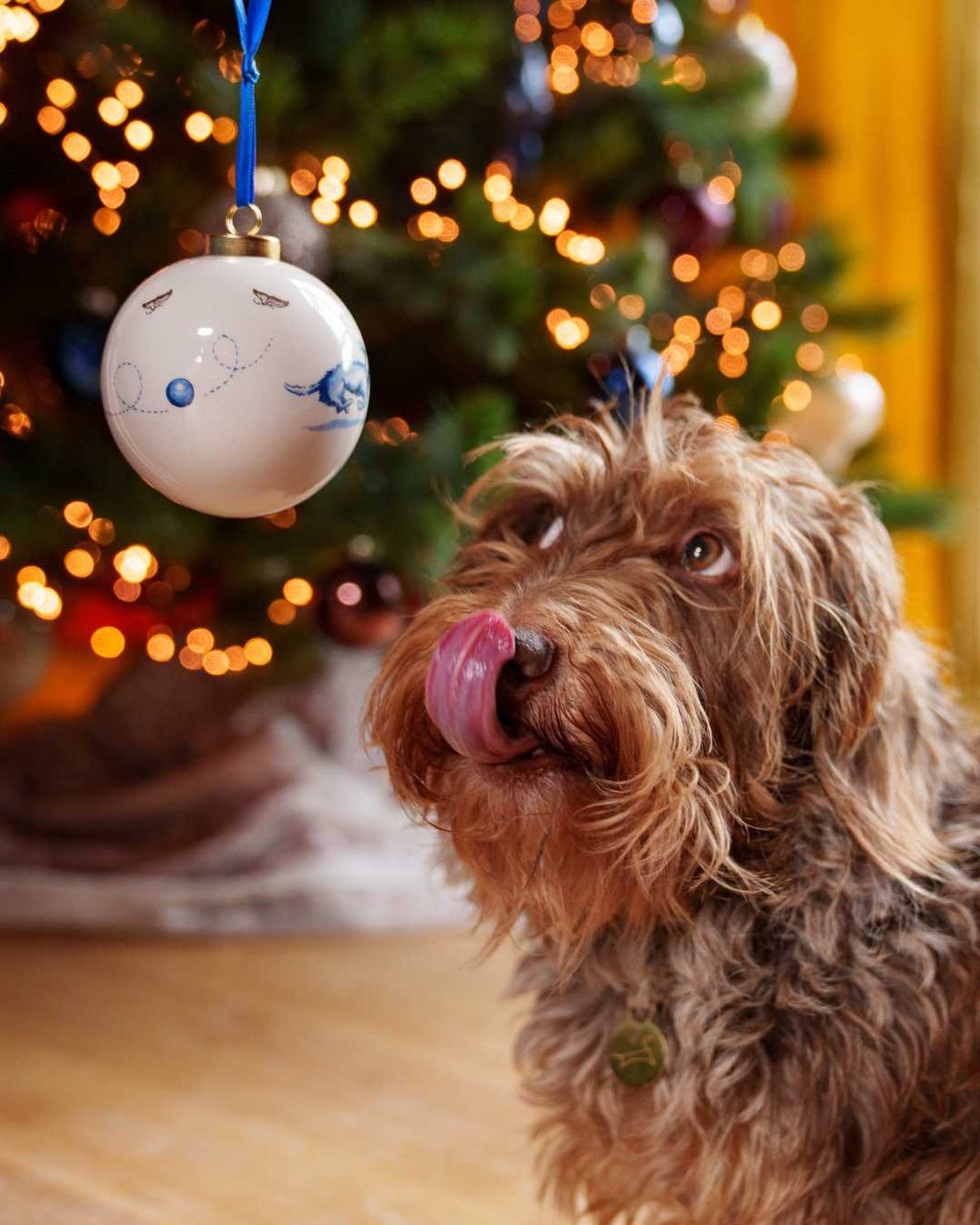 Karácsonyi gömb – Tacskó labdával – 8 cm