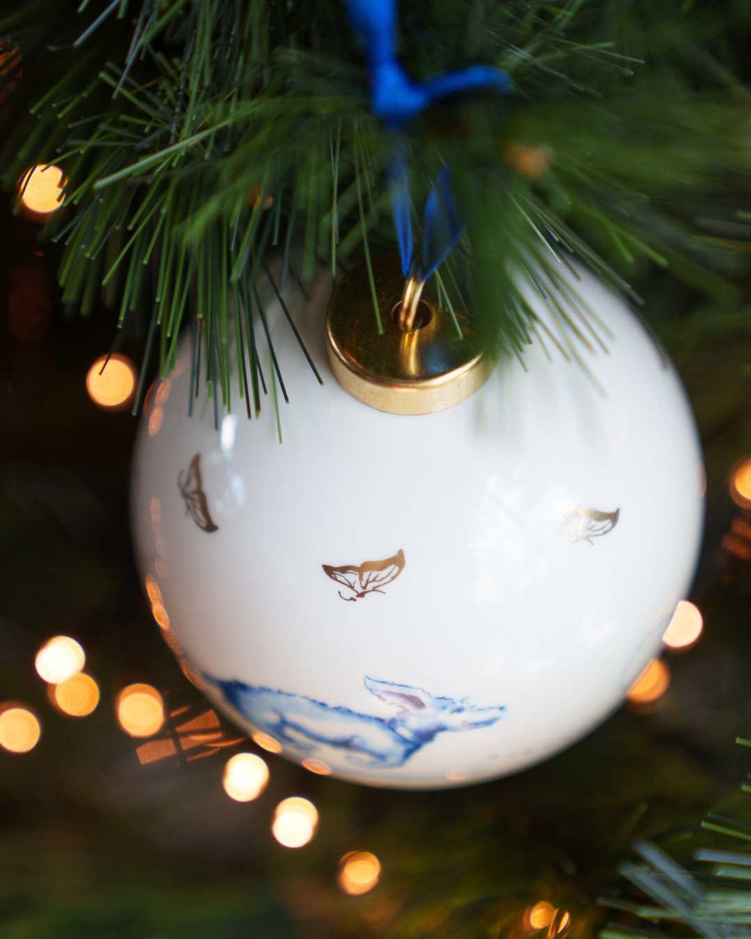 Karácsonyi gömb – Tacskó labdával – 8 cm