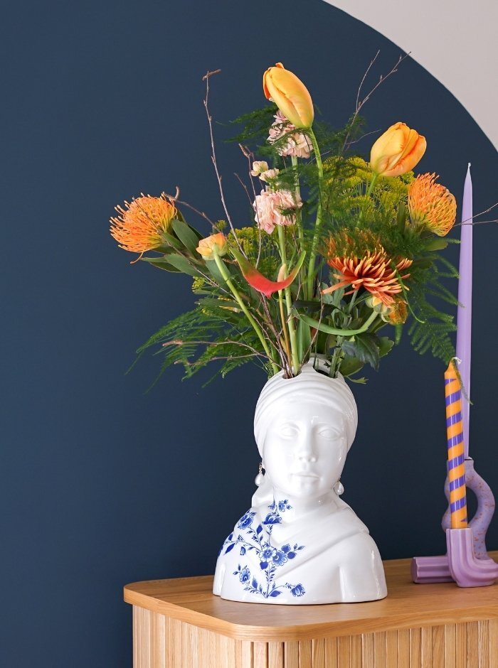 Büszt Váza – Leány Gyöngy Fülbevalóval