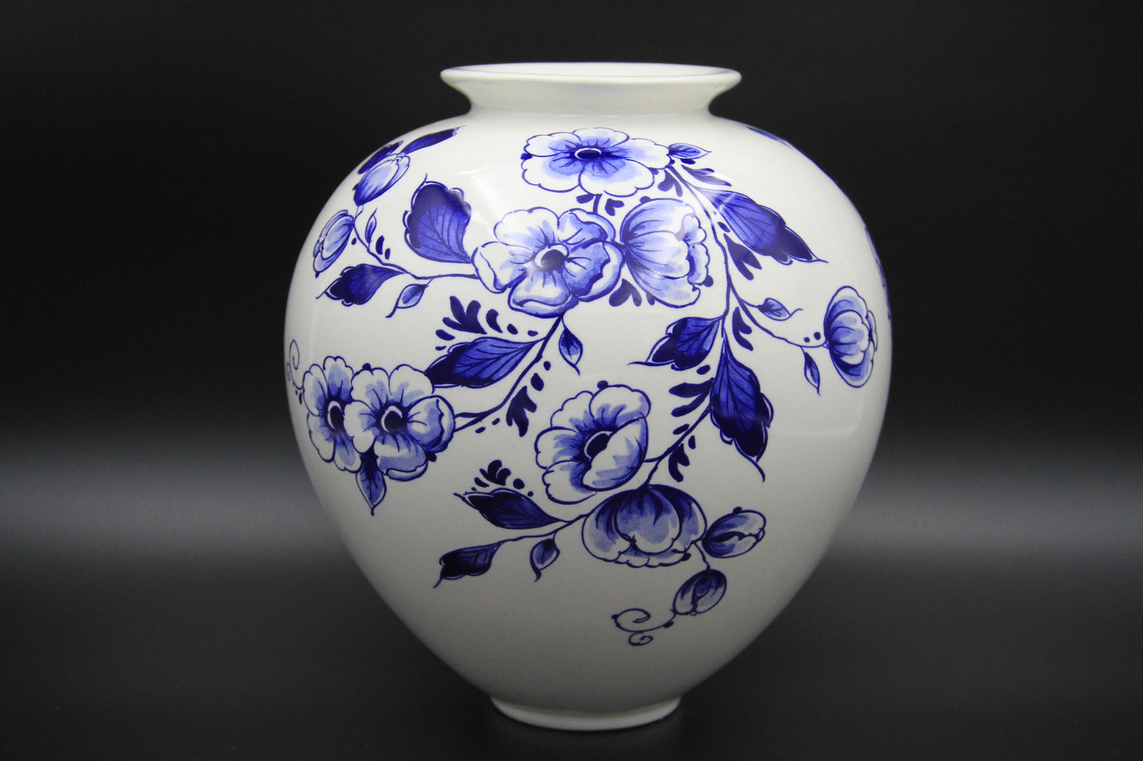 Nagy gömb alakú virágos váza